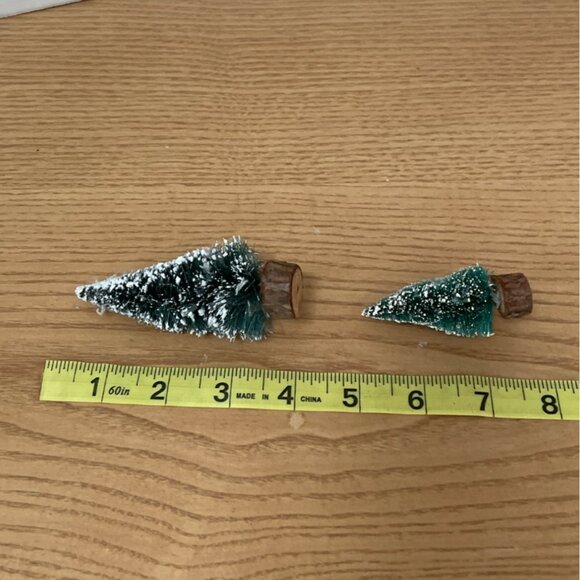 Vtg Lemax Christmas Village Accessories Bottlebrush Trees 2 Lampposts w Wreaths - Picture 4 of 5